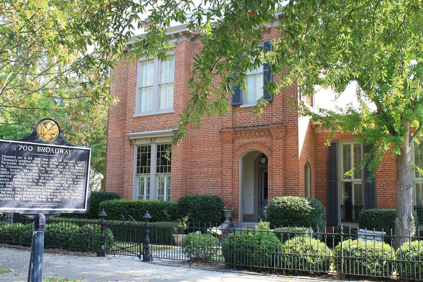 The house at 700 Broadway and its historical marker in the Columbus Historic District.