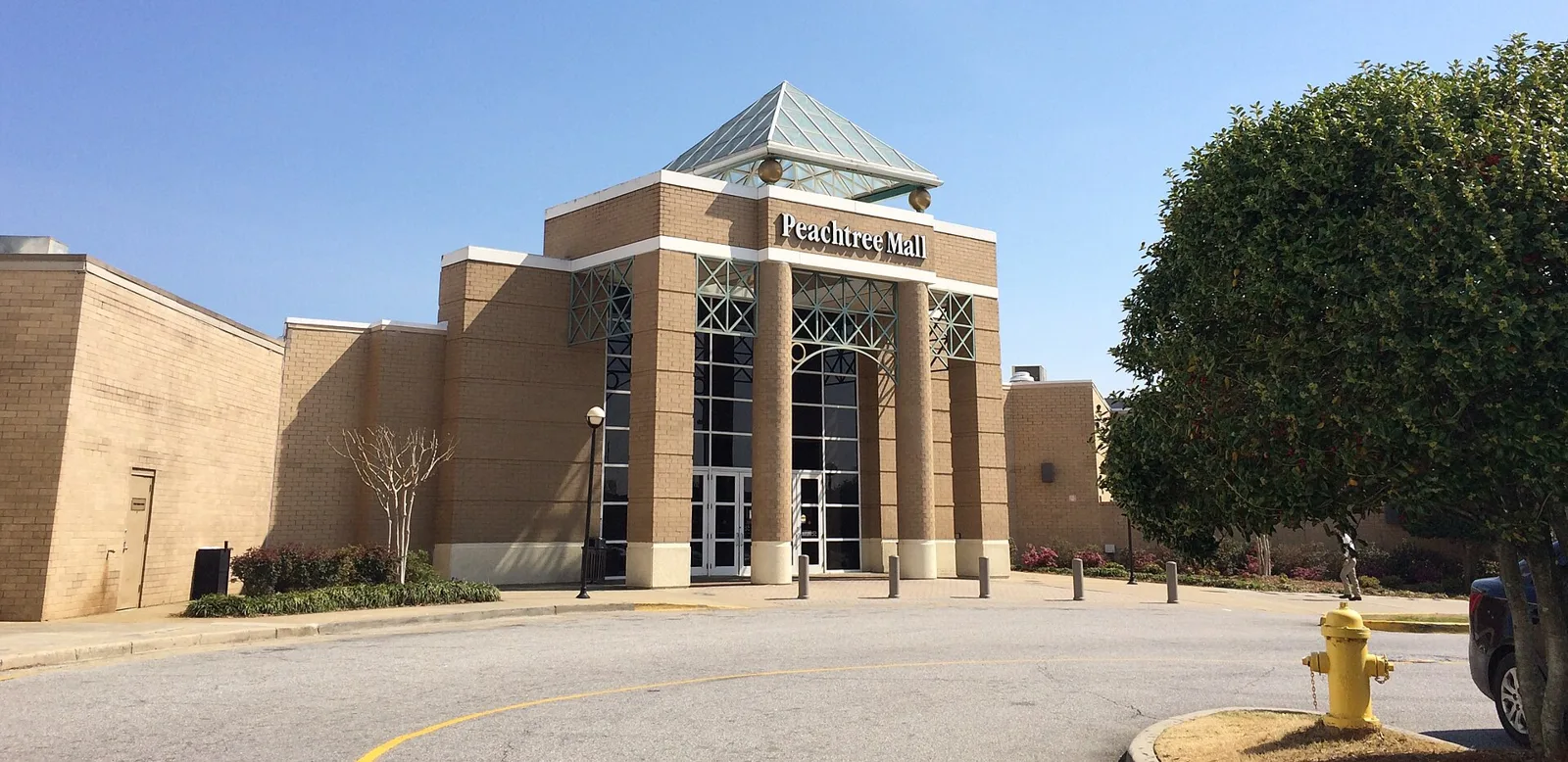 The entrance to Peachtree Mall in Columbus.